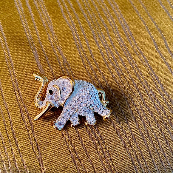 Sparkly Elephant Brooch with Pave Rhinestones in Goldtone Metal by ROMAN - Picture 4 of 8